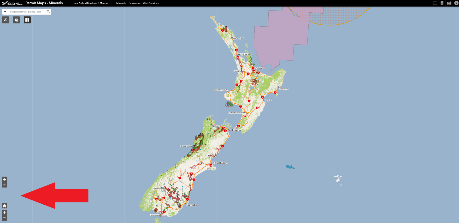 This image shows the map view of New Zealand with a red arrow pointing to the zoom and extent options for the map.